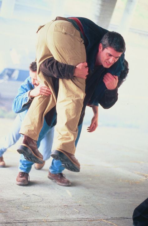Gelingt es Pete Jensen (Joe Lando) doch noch, die Bürger der Stadt rechtzeitig in Sicherheit zu bringen? - Bildquelle: Cinetel Films Inc.