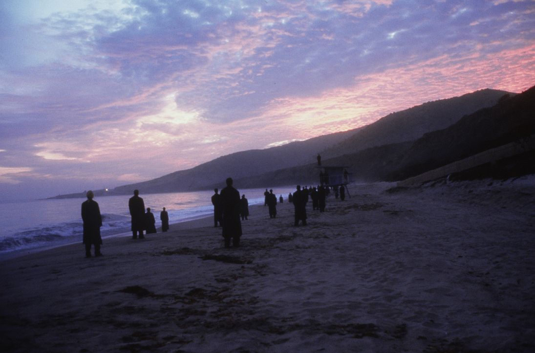 Jeden Morgen versammeln sich die Engel von Los Angeles am Strand, um den Sonnenaufgang zu sehen. Doch das Gefühl, die ersten wärmenden Sonnenstrah... - Bildquelle: Warner Bros.