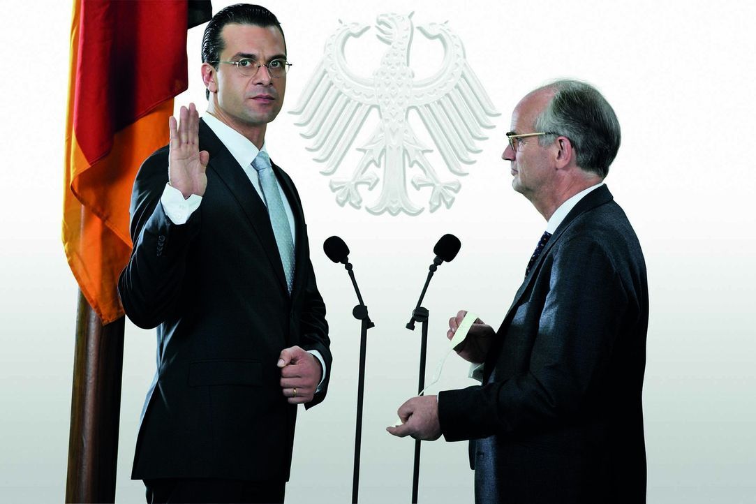Endlich Wirtschaftsminister: Franz Ferdinand von und zu Donnersberg (Kai Schumann, l.) hat es geschafft! - Bildquelle: Hardy Brackmann SAT.1
