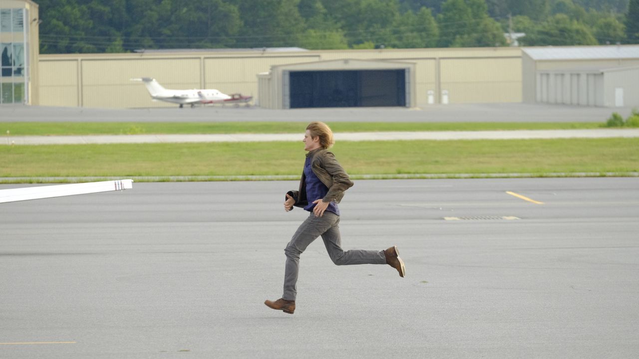 Gibt alles, um den gefährlichen Killervirus zu finden und zu stoppen: Angus MacGyver (Lucas Till). - Bildquelle: 2016 CBS Broadcasting, Inc. All Rights Reserved