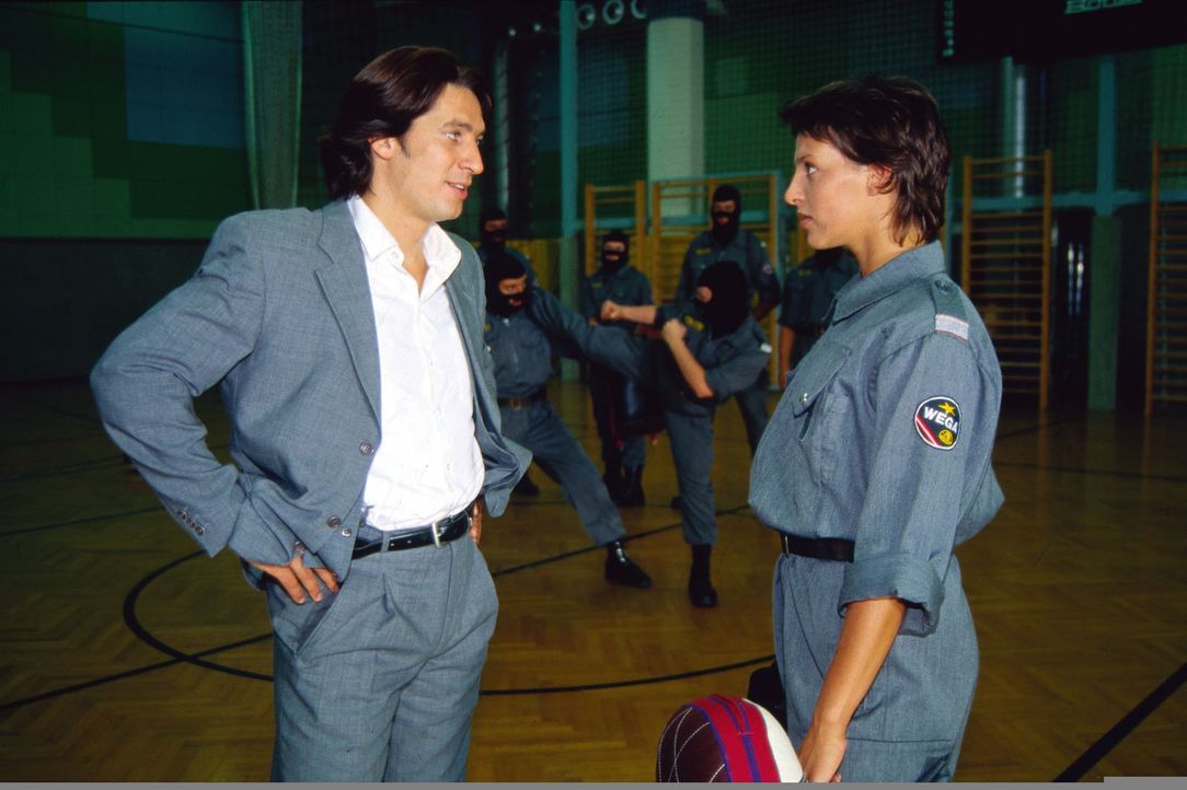 Kommissar Moser (Tobias Moretti, l.) trifft sich mit der Kollegin Elisabeth Böhm (Sabine Petzl, r.), die bei der Jugendpolizei arbeitet. Er möchte m... - Bildquelle: Ali Schafler Sat.1