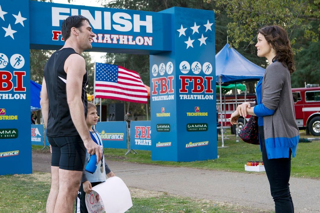 Hotch (Thomas Gibson, l.) hat erfolgreich am FBI-Triathlon teilgenommen. Jack (Cade Owens, M.) und Beth (Bellamy Young, r.) sind stolz auf ihn ... - Bildquelle: ABC Studios