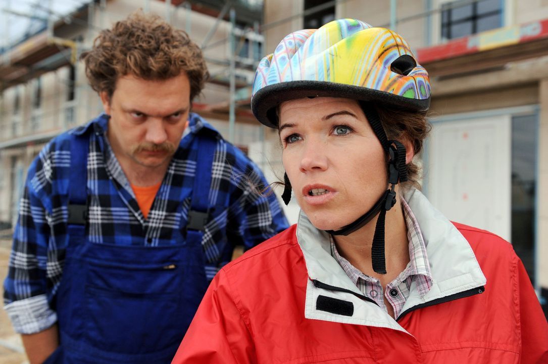 Jutta (Anke Engelke, r.) ist umweltbewusst und lässt es sich nicht nehmen, ihre Familie täglich mit dem Fahrrad zur Arbeit und zur Schule zu fahren.... - Bildquelle: Willi Weber Sat.1
