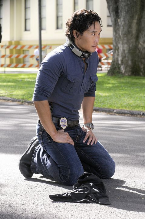 Der Entführer von Chin (Daniel Dae Kim) hat Sprengstoff an ihn befestigt und droht, ihn in die Luft zu sprengen, wenn er nicht ein Lösegeld von 10... - Bildquelle: TM &   2010 CBS Studios Inc. All Rights Reserved.