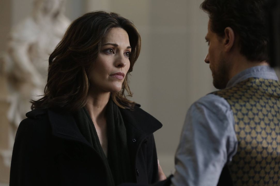 Sollte Adam gewinnen, ist Henrys (Ioan Gruffud, r.) Geheimnis nicht mehr sicher und Jo (Alana De La Garza, l.) erfährt die Wahrheit über ihn ... - Bildquelle: Warner Bros. Television