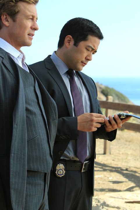Versuchen, den Mord an der Journalistin Cassie Flood aufzuklären: Patrick (Simon Baker, l.) und Kimball (Tim Kang, r.) ... - Bildquelle: Warner Bros. Television