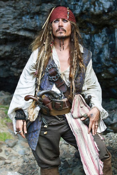 Als Pirat Captain Jack Sparrow (Johnny Depp) zufällig auf seine Jugendliebe stößt, lodern totgeglaubte Gefühle auf. Mit einem Trick gelingt es ihr,... - Bildquelle: Peter Mountain WALT DISNEY PICTURES/JERRY BRUCKHEIMER FILMS.  All rights reserved