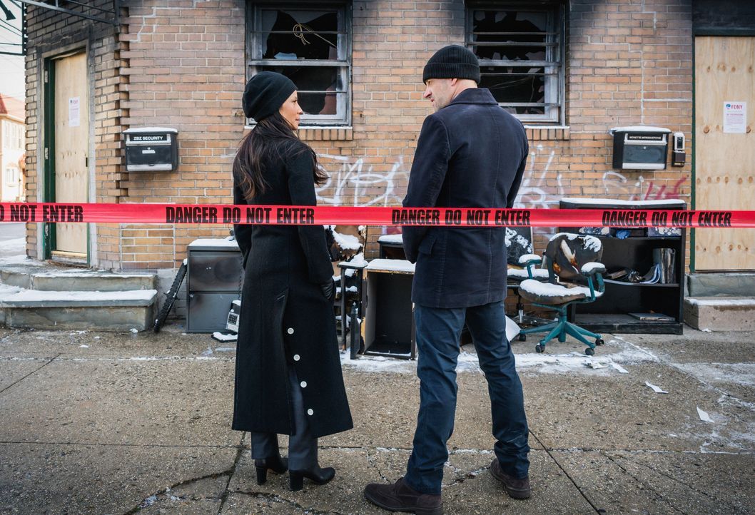 Holmes (Jonny Lee Miller, r.) und Watson (Lucy Liu, l.) untersuchen den Mord an einem professionellen Video-Game-Spieler, der vor laufender Kamera v... - Bildquelle: Michael Parmelee 2016 CBS Broadcasting, Inc. All Rights Reserved