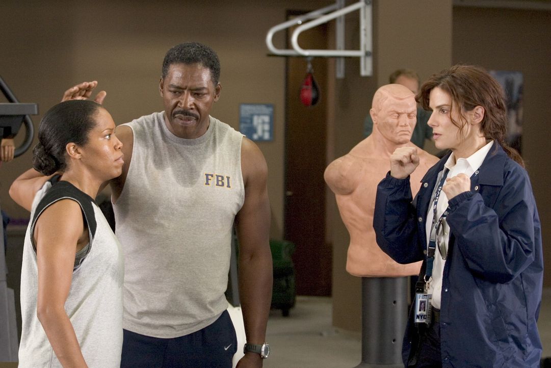 Das FBI will den größten PR-Coup in seiner Geschichte optimal nutzen und schiebt sein neues Aushängeschild Gracie Hart (Sandra Bullock, r.) ständig... - Bildquelle: Warner Bros. Television