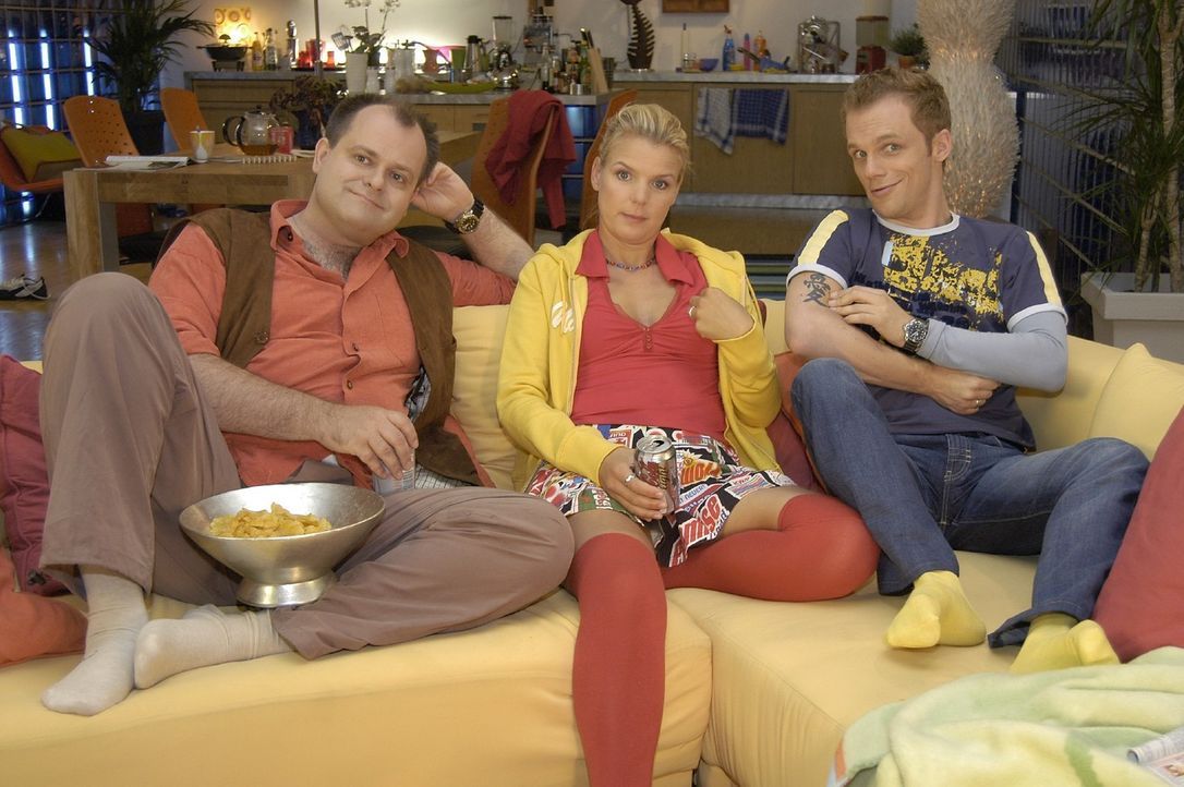 Mit den "Dreisten Drei" Markus (l.), Mirja (M.) und Ralf (r.) von Deutschlands beliebtester Comedy-WG verspricht auch der Fernsehabend auf der Couch... - Bildquelle: Oliver S. Sat.1