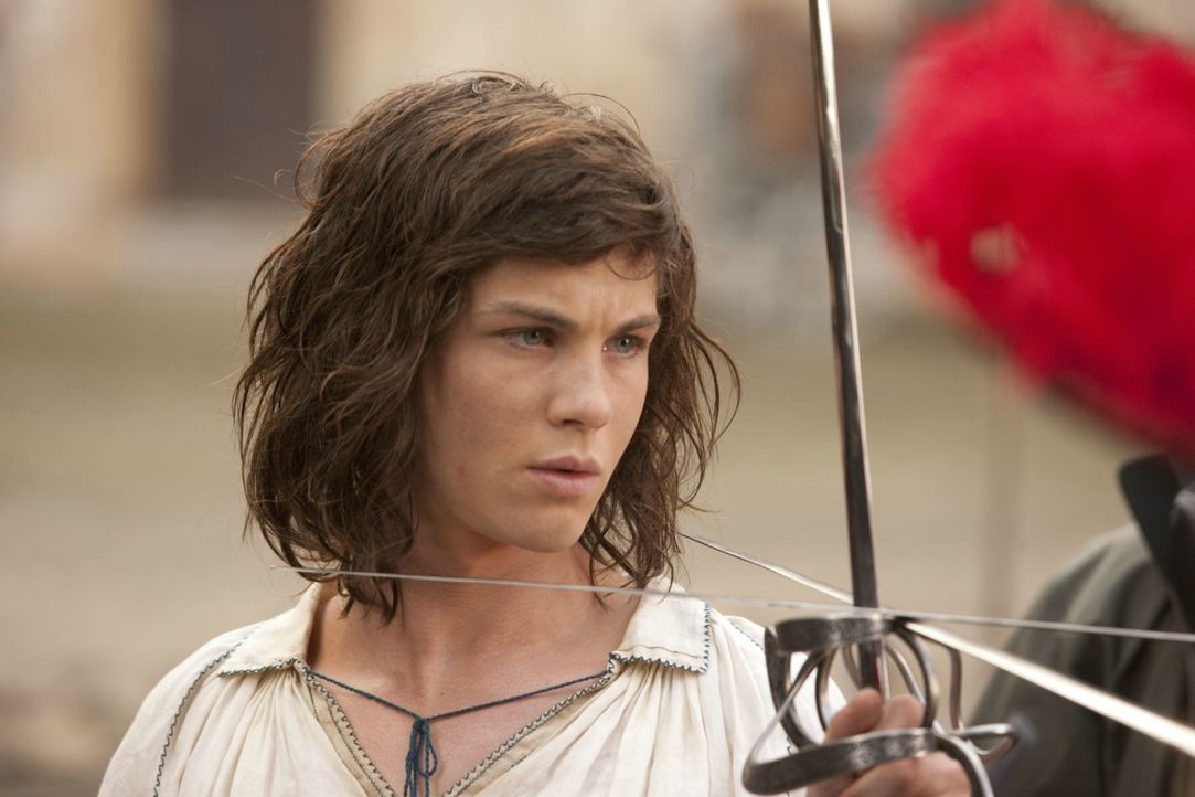 Der junge D'Artagnan (Logan Lerman), der von seinem verstorbenen Vater, einem ehemaligen Musketier, im Fechten ausgebildet worden ist, will sich den... - Bildquelle: 2011 Constantin Film Verleih GmbH.