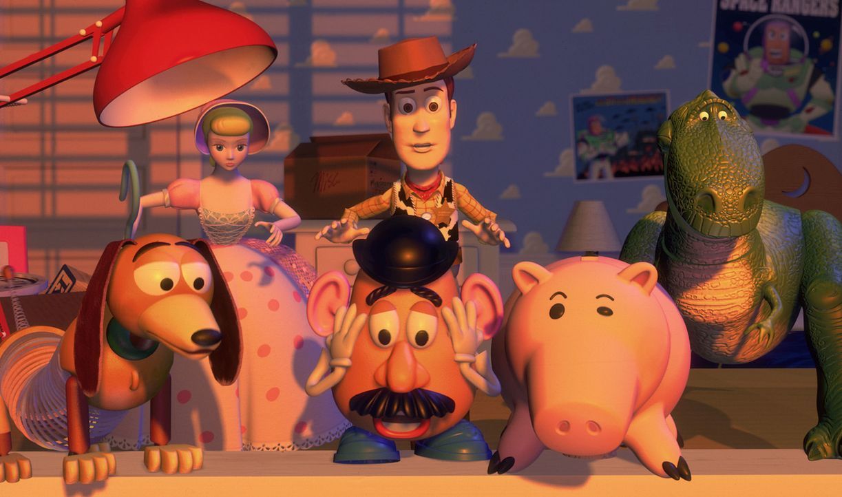 Woody (hinten M.) ist das Lieblingsspielzeug des kleinen Andy, und deshalb auch der Anführer im Kinderzimmer. Doch es steht ein Tag bevor, den alle... - Bildquelle: Disney/PIXAR