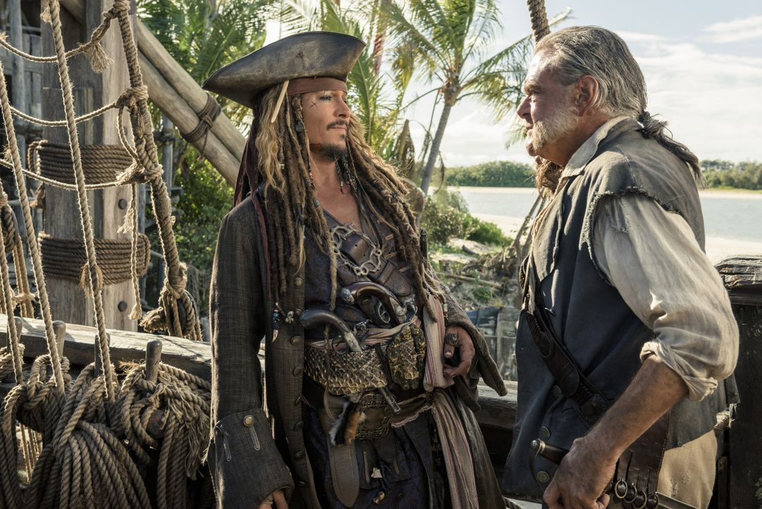 Captain Jack Sparrow (Johnny Depp, l.); Joshamee Gibbs (Kevin R. McNally, r.) - Bildquelle: Peter Mountain Disney Enterprises, Inc. All Rights Reserved. / Peter Mountain