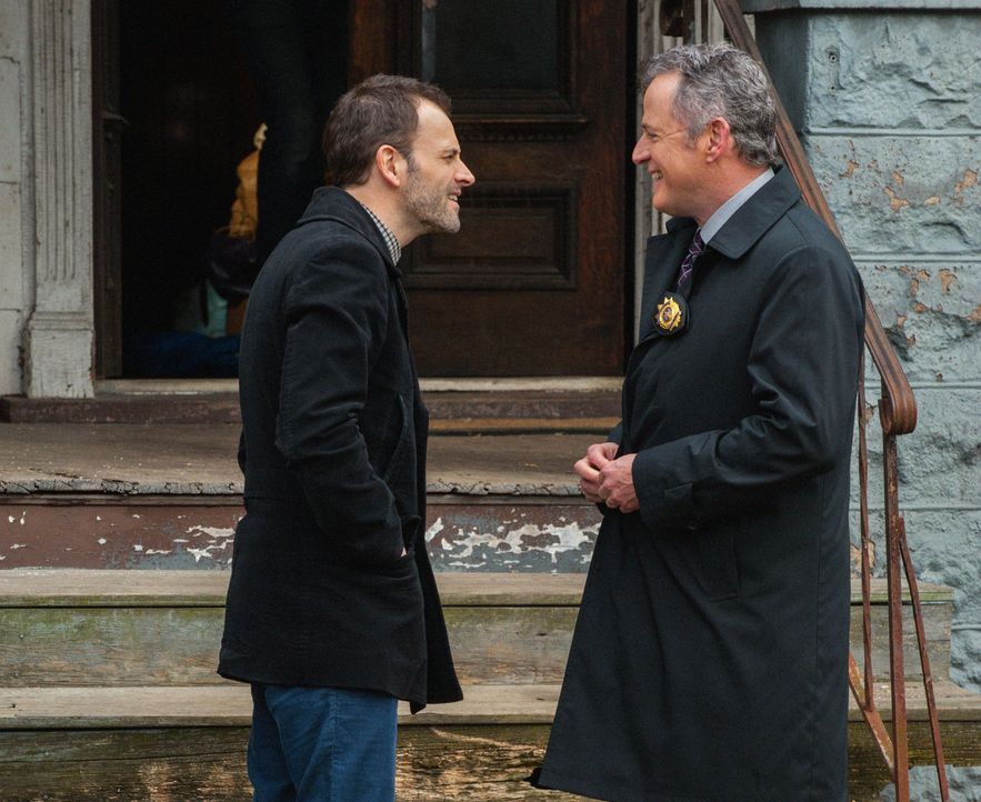 Ermitteln zusammen in einem neuen Fall: Sherlock (Jonny Lee Miller, l.) und Gregson (Aidan Quinn, r.) ... - Bildquelle: CBS Television