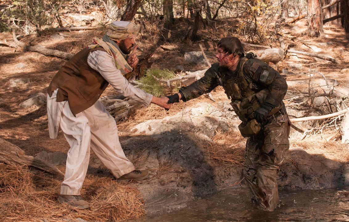 Als Luttrell (Mark Wahlberg, r.) alle Hoffnung fallen lässt, taucht ein Bewohner eines Taliban feindlichen Dorfes auf und bringt ihn in Sicherheit .... - Bildquelle: Greg Peters Universal Pictures