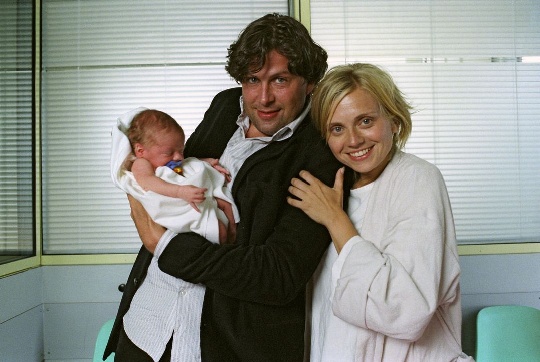 Frischgebackene Eltern: Sylvie (Nina Weniger, l.), Max (Hans-Jochen Wagner, r.) und Baby Sam. - Bildquelle: Sat.1