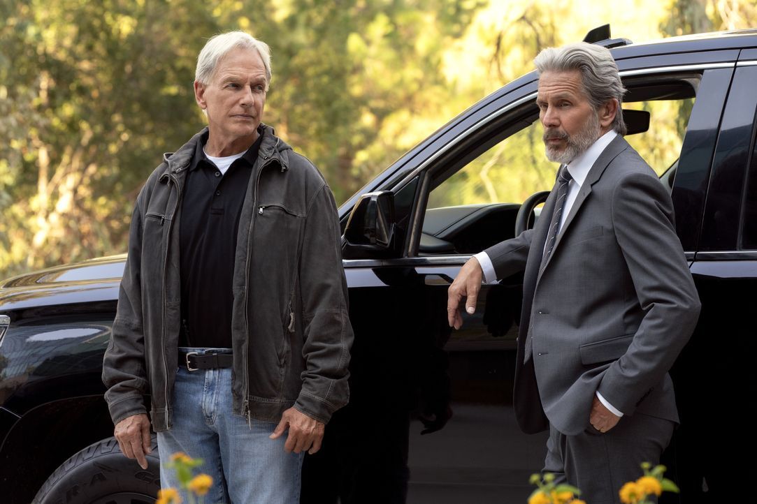 Leroy Jethro Gibbs (Mark Harmon, l.); Alden Parker (Gary Cole, r.) - Bildquelle: Michael Yarish 2021 CBS Broadcasting Inc. All Rights Reserved. / Michael Yarish