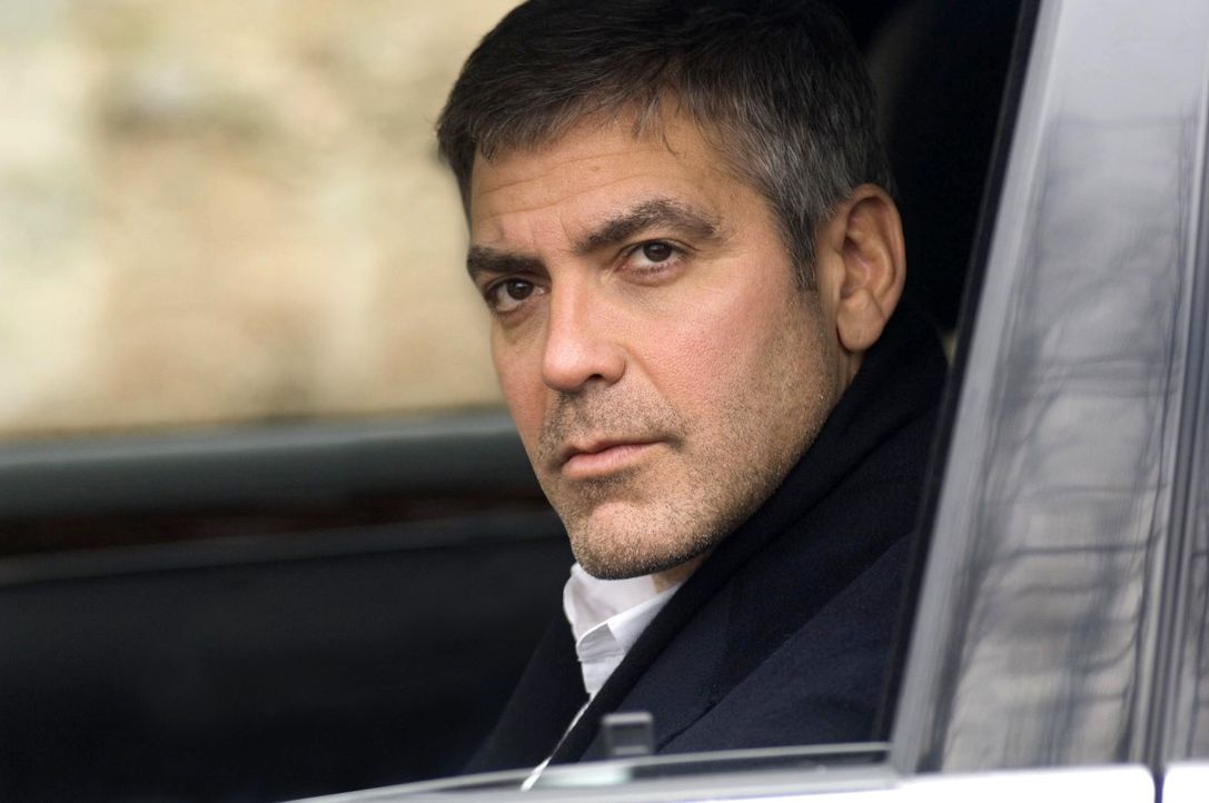 Hatte Arthur Recht und die Firma wusste über die möglicherweise tödliche Wirkung ihres Mittels Bescheid? Michael (George Clooney) muss auf eigene Fa... - Bildquelle: Constantin Film Verleih GmbH