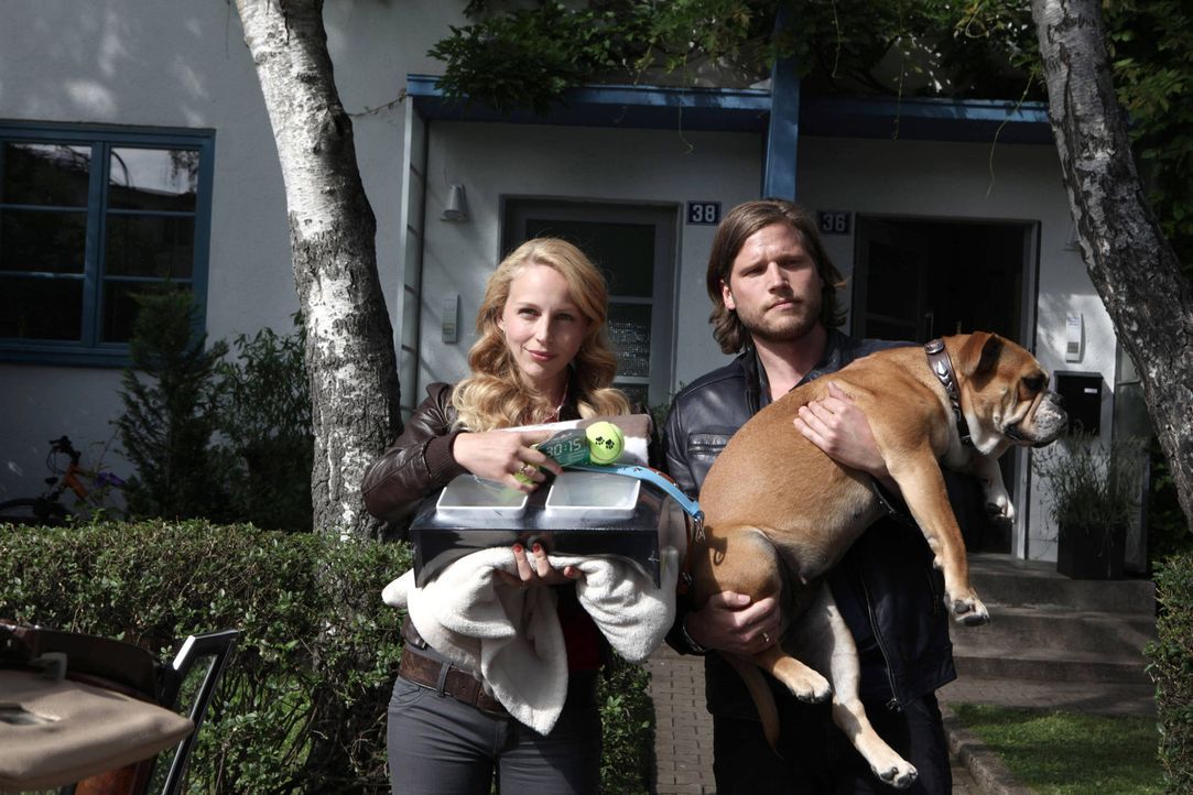 Mit Hilfe von Hundedame Lucky wollen Hanna (Petra Schmidt-Schaller, l.) und Jan (Sebastian Ströbel, r.) ihre Elternqualitäten testen. Kann das gut... - Bildquelle: Vanessa Fuentes SAT.1
