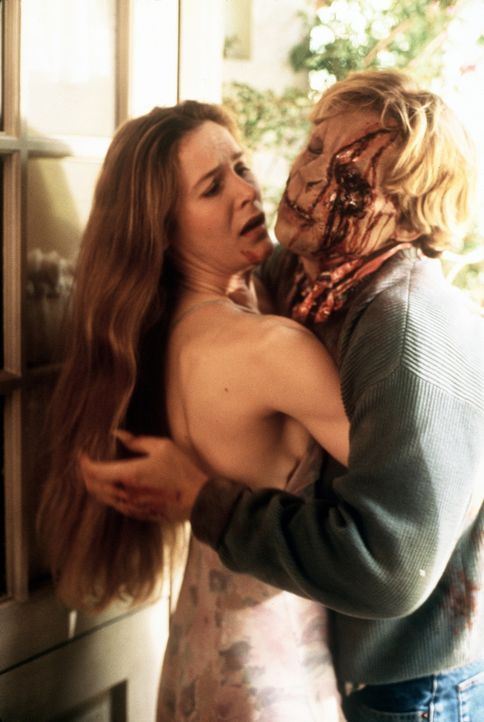 Immer wieder müssen sich Mary (Alice Krige, l.) und ihr Sohn Charles (Brian Krause, r.) in Monster verwandeln, die nach dem Blut junger Mädchen gi... - Bildquelle: Columbia Pictures