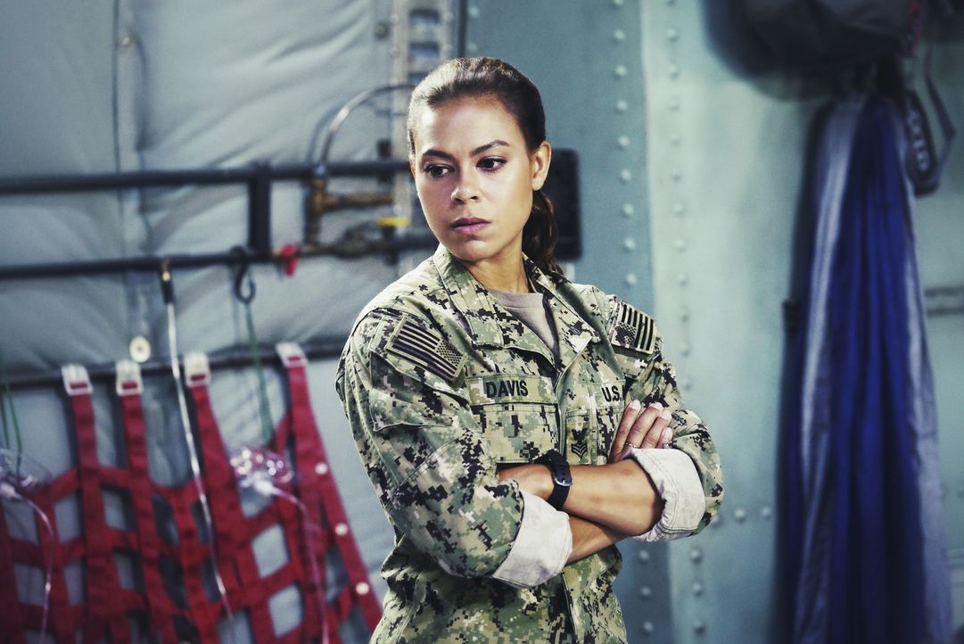 Nach der strategischen Planung ist Lisa Davis (Toni Trucks) mit an Bord des Flugzeugs Richtung Asien, um Geiseln im südchinesischen Meer zu befreien... - Bildquelle: Monty Brinton Monty Brinton/CBS   2017 CBS Broadcasting, Inc. All Rights Reserved.