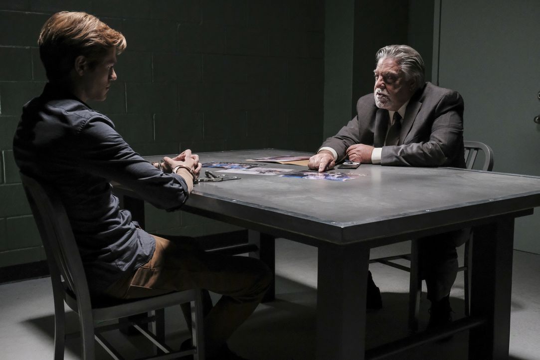 Im Verhör möchte Detective Greer (Bruce McGill, r.) seinen Verdacht, MacGyver (Lucas Till, l.) sei aufgrund seiner Vergangenheit gepaart mit seiner... - Bildquelle: Guy D'Alema Guy D'Alema/CBS   2017 CBS Broadcasting, Inc. All Rights Reserved.