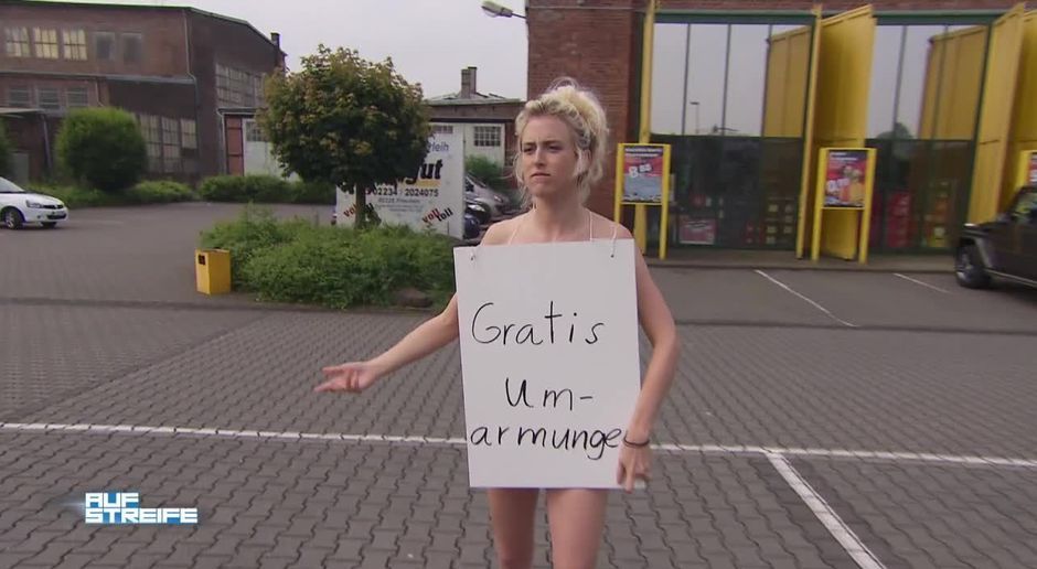 Parkplatz nackt auf dem Auto Und