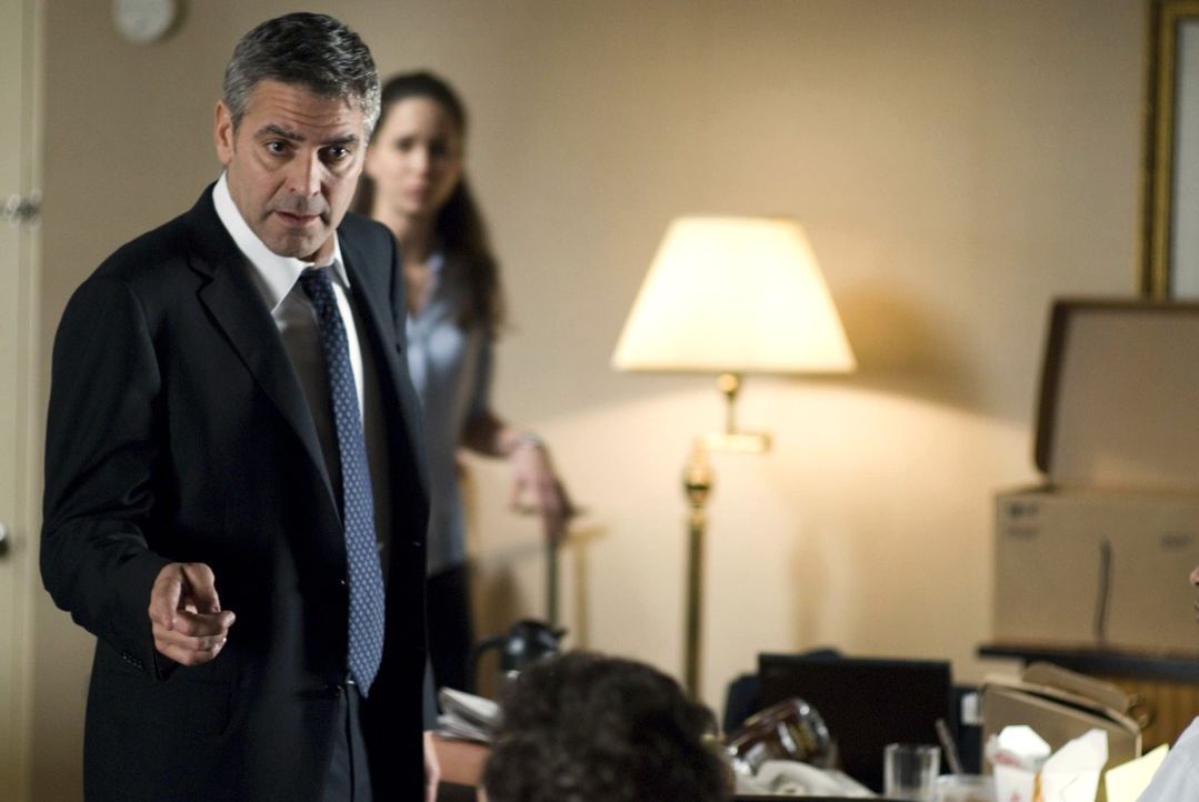 Bringt es Michael (George Clooney) fertig, den Ausraster Arthurs wiedergutzumachen, oder verliert sich der selbsternannte "Aufräumer" der Anwaltskan... - Bildquelle: Constantin Film Verleih GmbH
