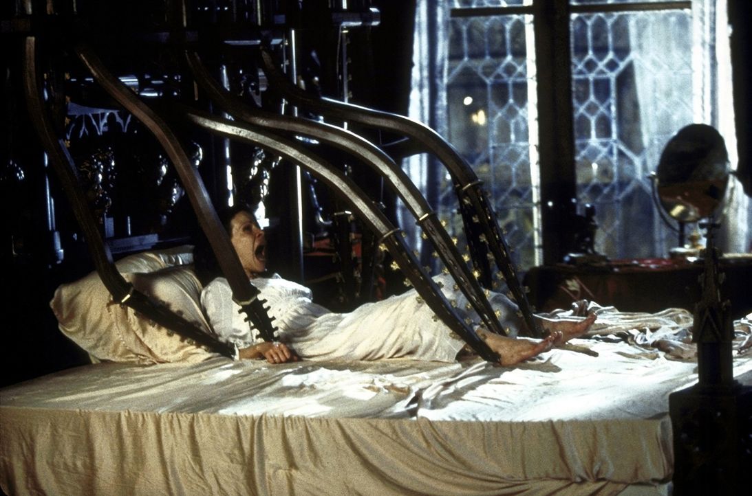 Die Macht des Geisterhauses scheint erneut zu erwachen. Auch Nell (Lili Taylor) ist dem Terror ausgesetzt ... - Bildquelle: TM &  1999 Dreamworks L.L.C. All Rights Reserved