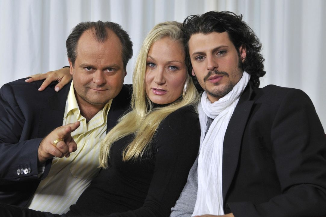 Markus Majowski (l.) und Janine Kunze (M.) bekommen mit Manuel Cortez (r.) einen neuen Mitbewohner in Deutschlands beliebtester Comedy-WG ... - Bildquelle: Max Kohr Sat.1