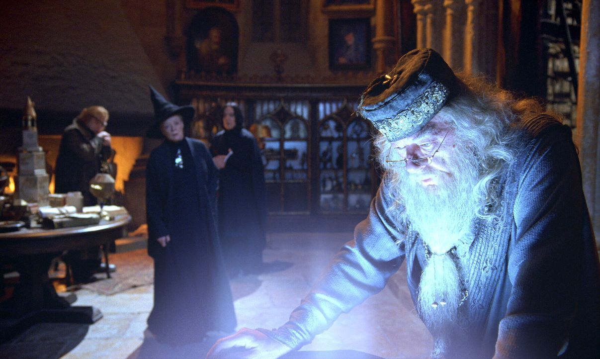 Professor Dumbledore (Michael Gambon, vorne) staunt nicht schlecht, als der Feuerkelch Harrys Namen als Anwärter für das bevorstehende Turnier aussp... - Bildquelle: 2005 Warner Bros. Ent. Harry Potter Publishing Rights. J.K.R.
