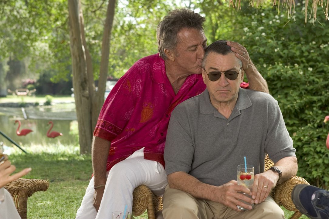 Als Ex-CIA-Agent Byrnes (Robert De Niro, r.) bei den Fockers (Dustin Hoffman, l.) eintrifft, treten die krassen Kontraste zwischen den Familie deutl... - Bildquelle: DreamWorks SKG