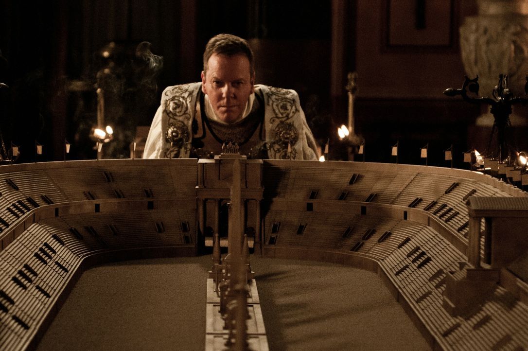 Der einflussreiche und skrupellose Senator Corvus (Kiefer Sutherland), der für den Tod von Milos Eltern und seinem Volk verantwortlich ist, will Cas... - Bildquelle: Caitlin Cronenberg © 2014 Constantin Film Verleih GmbH / Caitlin Cronenberg
