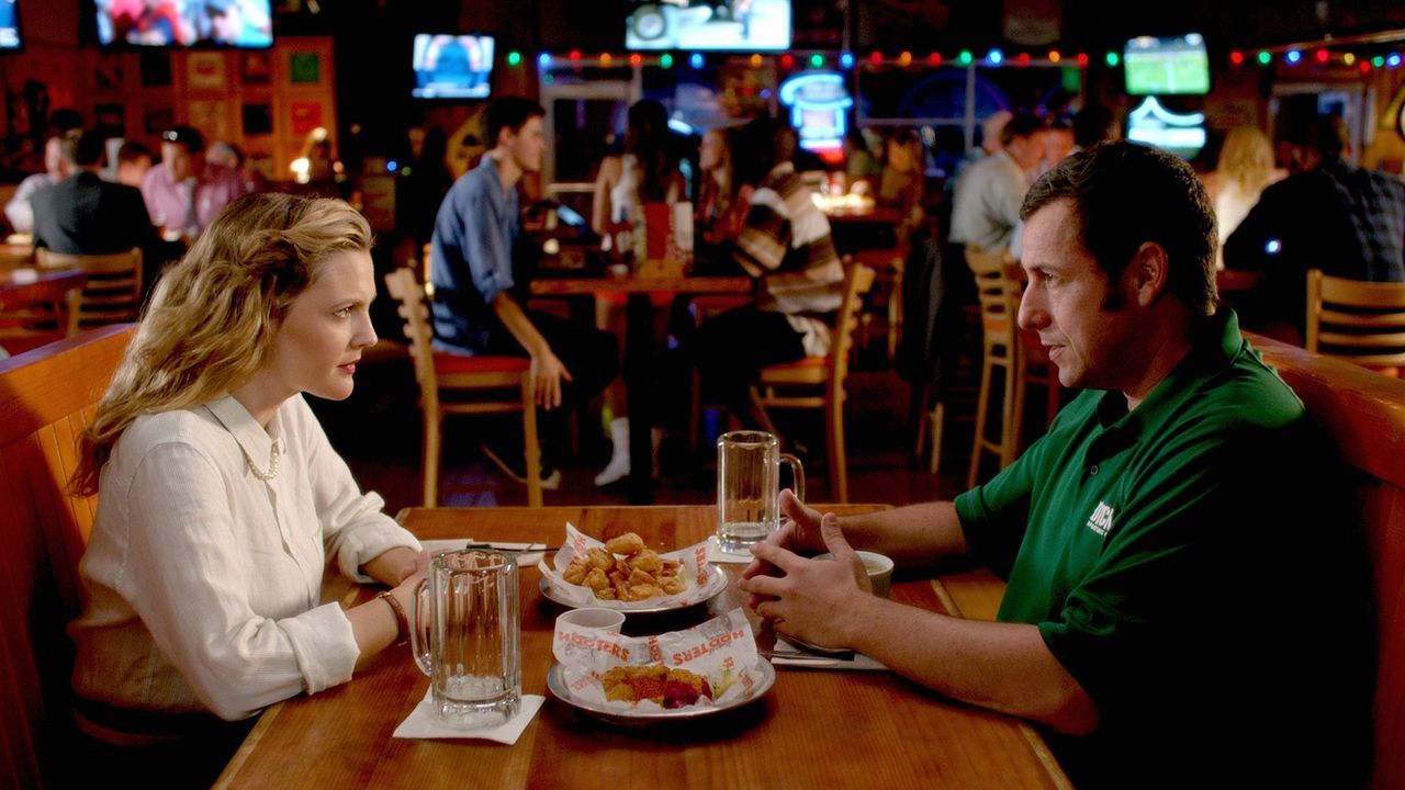 Witwer Jim (Adam Sandler, r.) und die alleinerziehende Lauren (Drew Barrymore, l.) lernen sich bei einem Blind Date kennen, das jedoch im Desaster e... - Bildquelle: Warner Brothers
