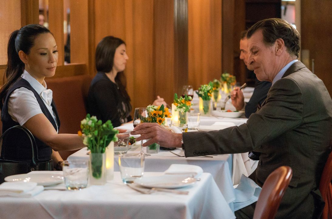 Joan (Lucy Liu) wundert sich, warum Morland (John Noble) sie alleine zum Abendessen treffen möchte ... - Bildquelle: Michael Parmelee 2015 CBS Broadcasting Inc. All Rights Reserved.