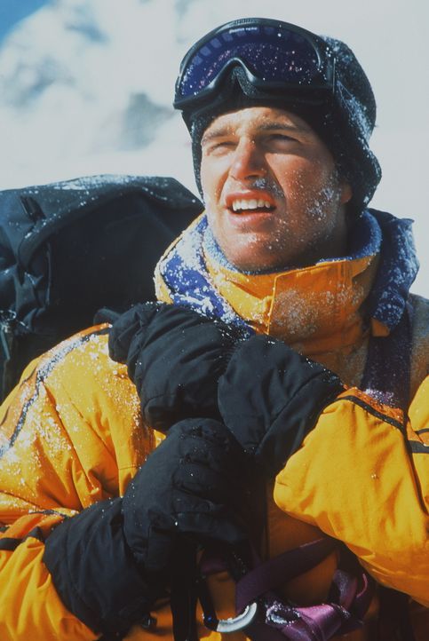 Mit dem hochexplosiven Nitroglyzerin auf dem Rücken kämpft sich Peter (Chris O'Donnell) auf den unberechenbaren und tiefverschneiten K2. Ein Wettl... - Bildquelle: Columbia Pictures