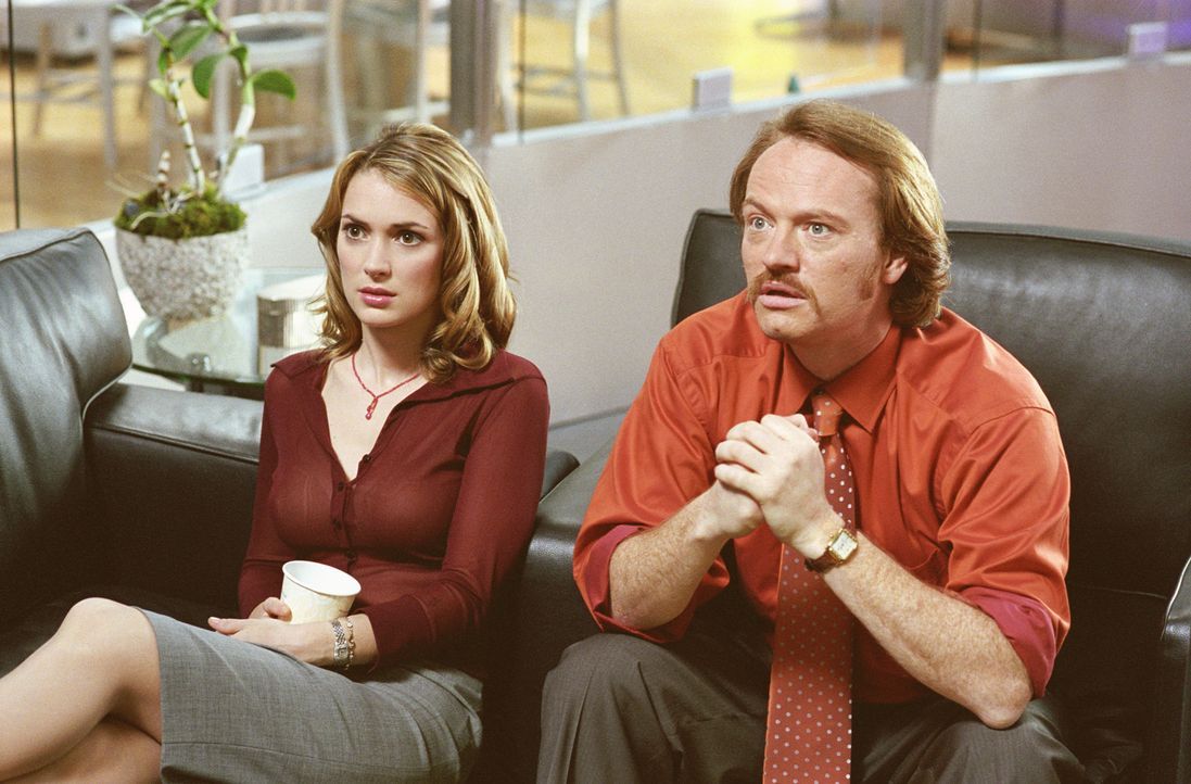 Chuck Cedar hat nicht mit dem TV-Team des Boulevard-Magazins "Inside Access" gerechnet! Der schmierige Moderator Mac McGrath (Jared Harris, r.), die... - Bildquelle: 2003 Sony Pictures Television International. All Rights Reserved.