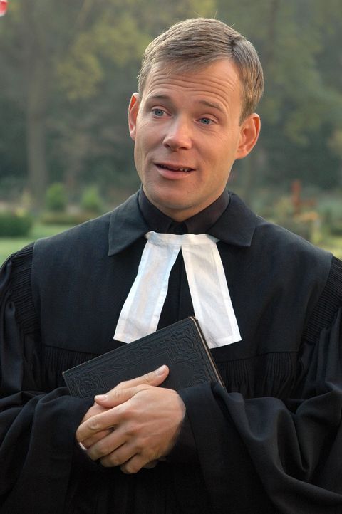 Mathias Schlung bringt als Priester sogar eine Trauergemeinde zum Lachen. - Bildquelle: Sat.1