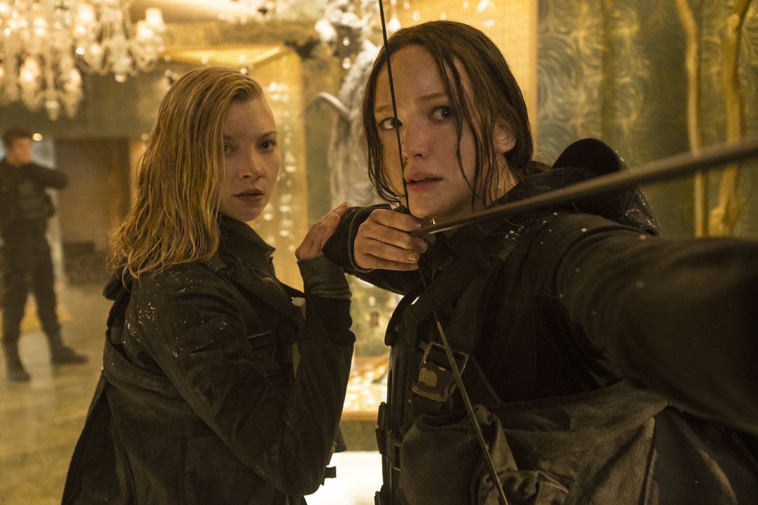 Schweren Herzens nimmt Katniss (Jennifer Lawrence, r.) ihre Rolle als Freiheitsikone an. Nun soll sie als das Gesicht der Rebellion gemeinsam mit an... - Bildquelle: Murray Close TM & © 2015 Lions Gate Entertainment Inc. All rights reserved. / Murray Close
