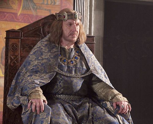 England, 1120: König Heinrich I. (Clive Wood) erfährt, dass sein einziger legitimer Sohn William bei einem Schiffsuntergang ums Leben gekommen ist. - Bildquelle: Egon Endrenyi - Tandem Productions - Pillars Productions