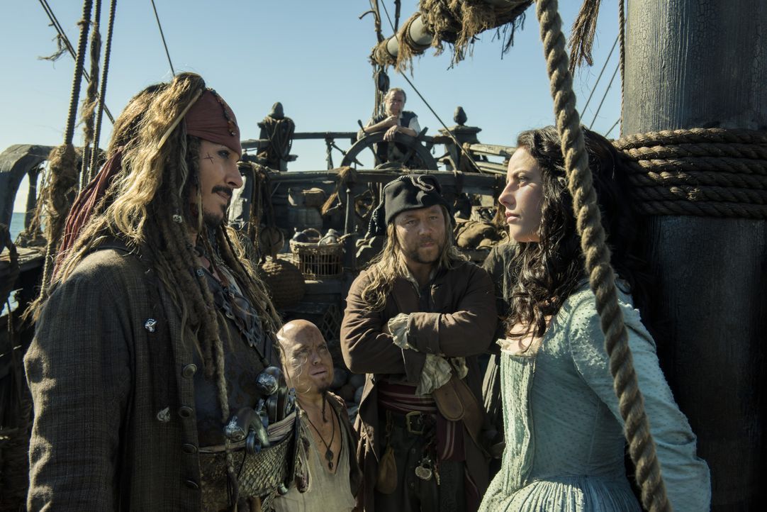 Captain Jack Sparrow (Johnny Depp, l.); Carina Smyth (Kaya Scodelario,r.) - Bildquelle: Peter Mountain Disney Enterprises, Inc. All Rights Reserved. / Peter Mountain