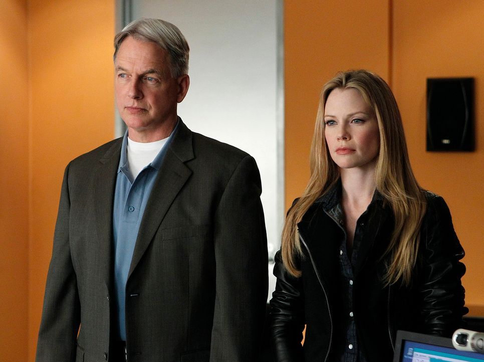 Ein Serienmörder treibt sein Unwesen. Gibbs (Mark Harmon, l.), Special Agent E.J. Barrett (Sarah Jane Morris, r.) und das restliche Team, versuchen... - Bildquelle: CBS Television