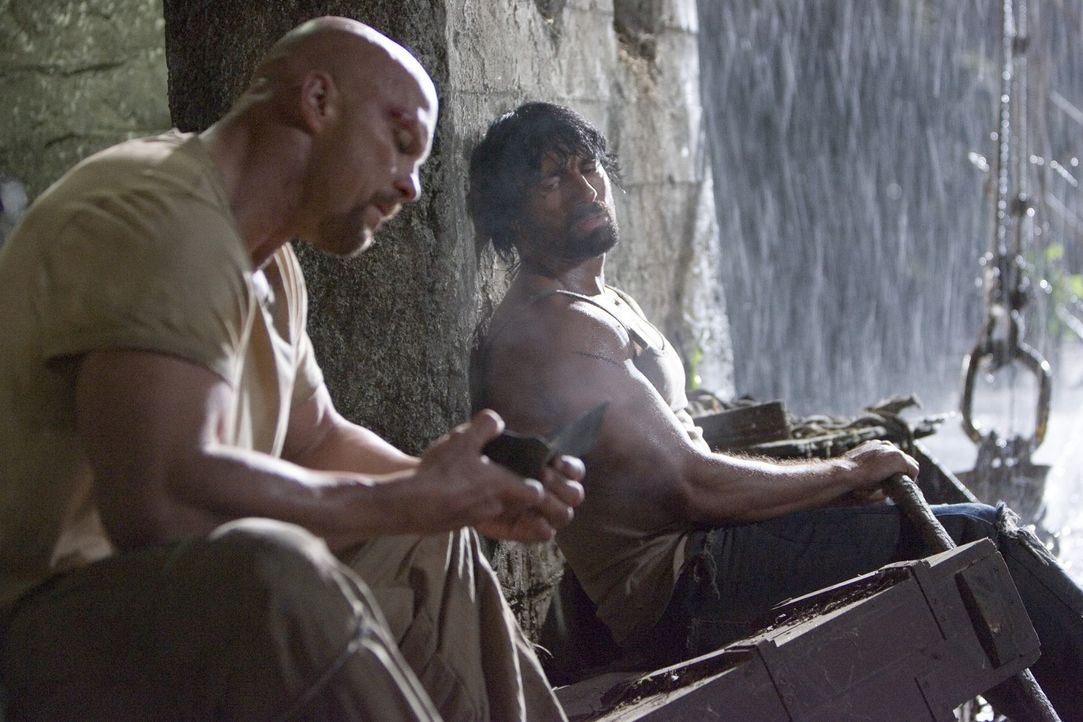 Es kann nur einer überleben: Conrad (Steve Austin, l.) und Paco (Manu Bennett, r.) ... - Bildquelle: 2007 WWE Films, Inc. All Rights Reserved.