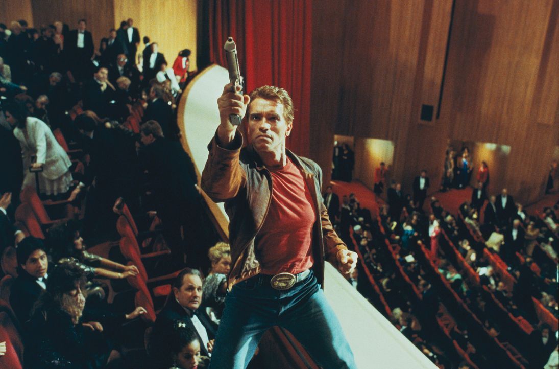 In der realen Welt muss Slater (Arnold Schwarzenegger) feststellen, dass er nicht mehr unverwundbar ist. - Bildquelle: Columbia Pictures