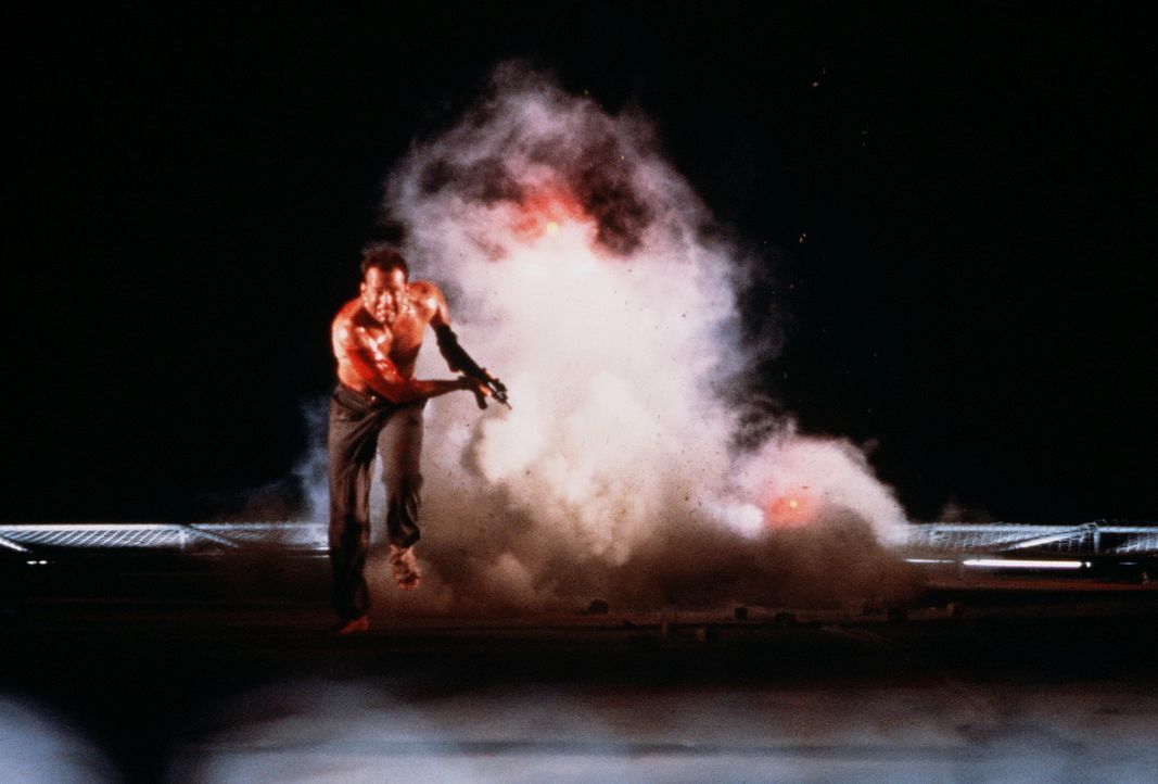John McClane (Bruce Willis) macht eine schreckliche Entdeckung: Das Dach des Takagi-Towers ist mit schrecklich viel Dynamit vermint ... - Bildquelle: 20th Century Fox