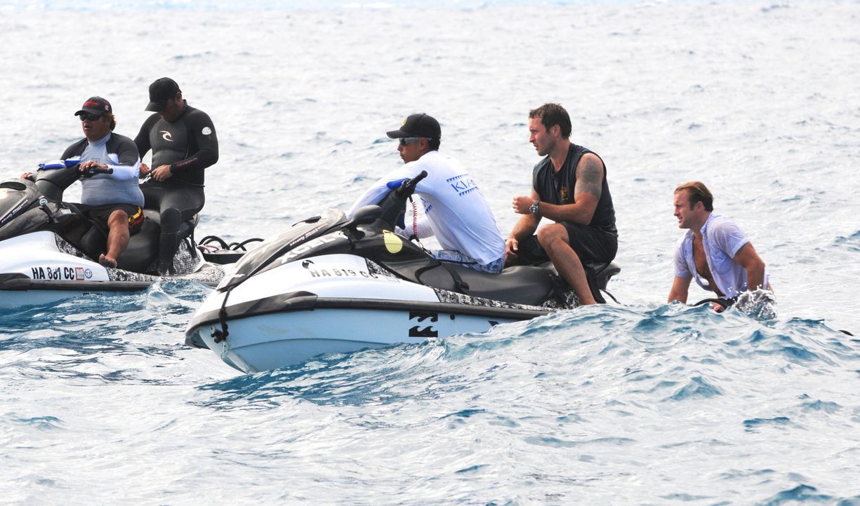 Gerade noch rechtzeitig konnten Steve (Alex O'Loughlin, 2.v.r.) und Danny (Scott Caan, r.) auf hoher See gerettet werden ... - Bildquelle: 2012 CBS Broadcasting, Inc. All Rights Reserved.