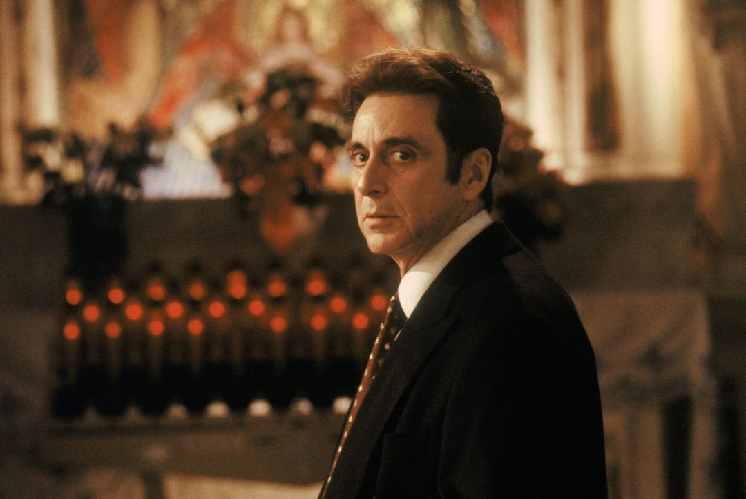 Langsam gerät der junge Anwalt Lomax in den Sog  John Miltons (Al Pacino). Er lässt sich auf die Gier nach Geld, Macht und Ruhm ein und merkt dabei... - Bildquelle: Warner Bros.