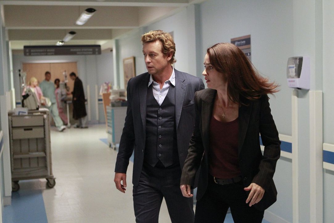 Bei einem neuen Fall gehen Jane (Simon Baker, l.) und Lisbon (Robin Tunney, r.) große Risiken ein, um dem tödlichen Treiben der Gesuchten ein für al... - Bildquelle: Warner Bros. Television