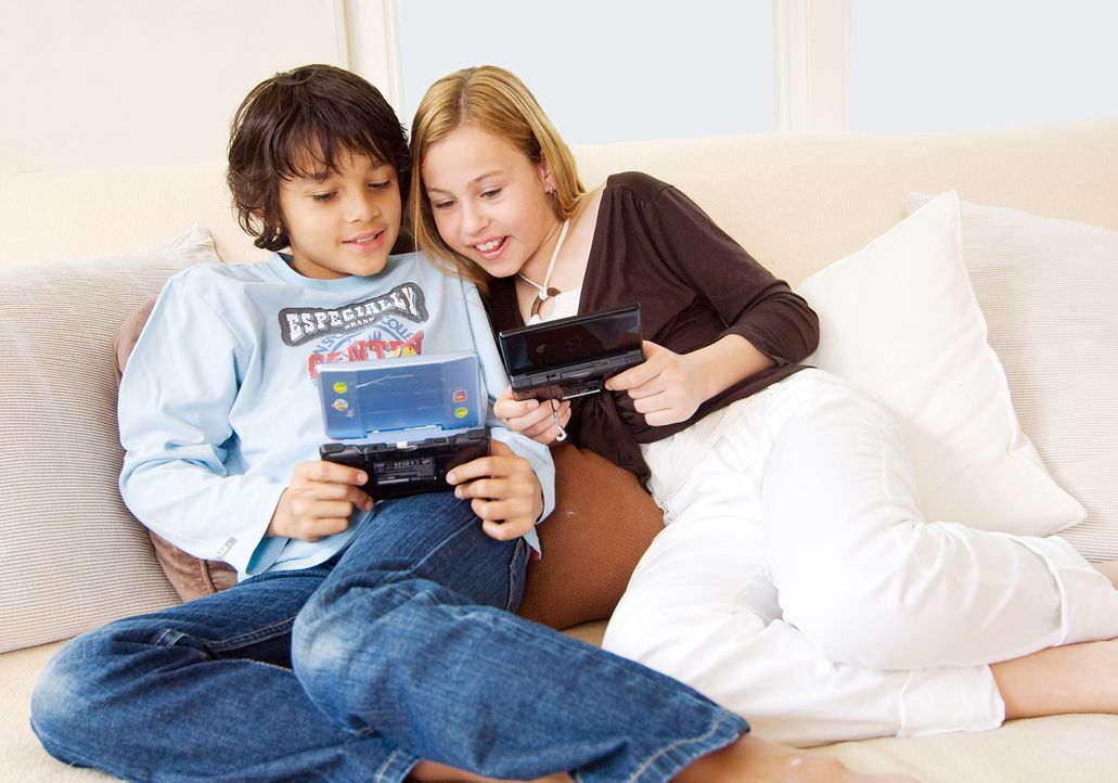 kinder-spielen-minicomputer-auf-sofa-MEV-Verlag-GmbH - Bildquelle: MEV-Verlag GmbH