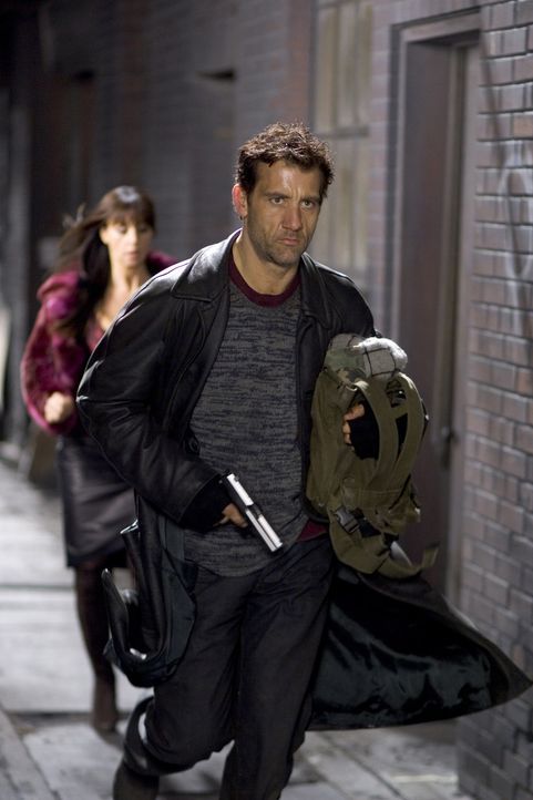 Im Visier gnadenloser Killer: Smith (Clive Owen, r.) und Donna (Monica Bellucci, l.) ... - Bildquelle: 2007 Warner Brothers International